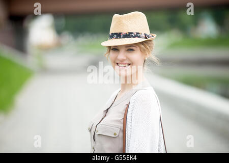 Kopfschuss Porträt glücklich schönen kaukasischen Frau tragen legere Kleidung. Junge Frauen stehen auf der Straße im Sommer Stockfoto