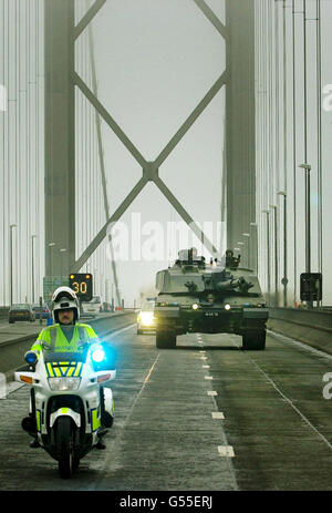 Ein 70-Tonnen-Challenger II-Panzer, der Schottland bei einer Rekrutierungsfahrt für die Royal Scots Dragoon Guards bereisen wird, macht sich unter Polizeieskorte über die Forth Road Bridge auf den Weg. Das Regiment sucht 101 Männer, um seine D-Geschwader zu reformieren. Stockfoto