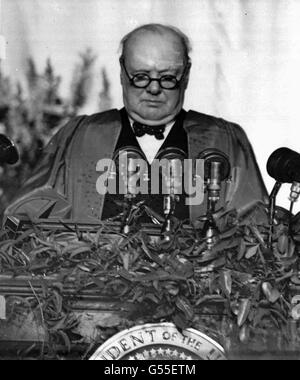 Winston Churchill, ehemaliger Premierminister von England, spricht am Westminster College in Fulton, Mo. Dies war die Rede, in der er den Ausdruck "der Eiserne Vorhang" verwendete, der sich auf die sowjetische Besetzung eines großen Teilen Osteuropas bezog. Stockfoto