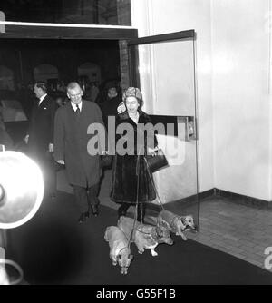 Königin Elizabeth II. Mit ihren Corgis, als Mitglieder der königlichen Familie die Liverpool Street Station verließen, um das neue Jahr in Sandringham zu sehen. Stockfoto