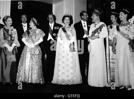 *eingescannte Low-Res aus Print, High-Res auf Anfrage* Königin Juliana und Prinz Bernhard der Niederlande mit britischen königlichen Gästen beim Bankett, das sie in der Carpenters' Hall in der Stadt für die Königin und den Herzog von Edinburgh gaben. Von links sind: Die Herzogin von Gloucester, Prinz Wilhelm von Gloucester, die Königin Mutter, Prinz Bernhard, Königin Elizabeth II, der Herzog von Edinburgh, Königin Juliana, Prinzessin Alexandra und Prinzessin Margaret. Stockfoto