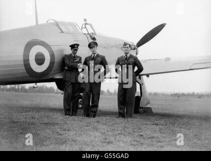 Gruppenkapitän Sir Douglas Bader (rechts) und zwei Kollegen vor einem Mk1 Hawker Hurricane, einem der Kampfflugzeuge, die er während des Zweiten Weltkriegs flog und die er heute während des Battle of Britain Day-Fluges über London fliegen soll. Trotz Verlust beider Beine im Jahr 1931 ging er auf 22 feindliche Flugzeuge nach unten und verlassen den Dienst als Group Captain. Er starb 1982. Stockfoto