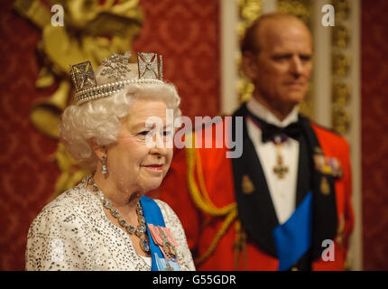 Die neue Wachsfigur von Königin Elizabeth II., die anlässlich ihres Diamantenjubiläums angefertigt wurde, ist neben einem Wachsfigurenkabinett des Herzogs von Edinburgh bei der Enthüllung im Madame Tussauds im Zentrum von London zu sehen. Stockfoto
