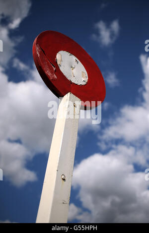 Allgemeine Ansicht des Zielbahnpostens auf der Rennbahn Lingfield Park Stockfoto