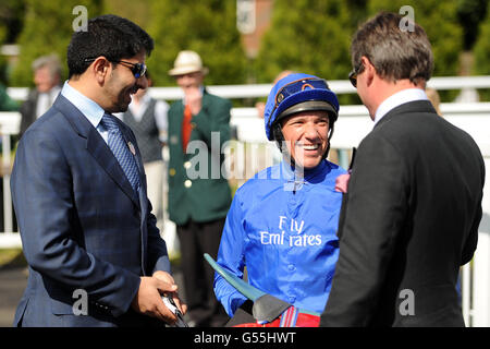 Pferderennen - Betfred Derby Trial Day - Lingfield Park. Trainer Saeed bin Suroor (links) und Jockey Frankie Dettori (Mitte) Stockfoto