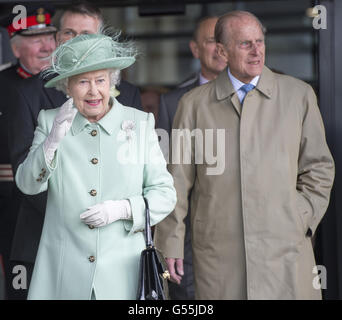 Königin Elizabeth II. Und der Herzog von Edinburgh bei ihrem Besuch im Burnley College und UCLan. Stockfoto