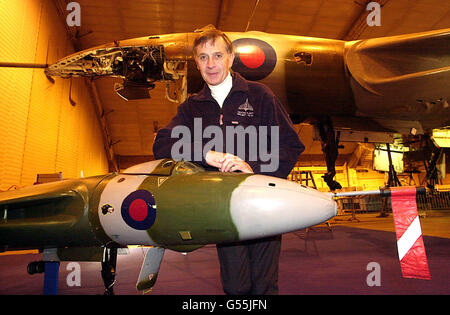 Squadron Leader David Thomas, Vulcan zeigt einen Piloten mit dem Vulcan-Bomber, der gerade restauriert wird, auf dem Bruntingthorpe Airfield, nahe Lutterworth, Leicestershire. Die Vulcan Operationsgesellschaft startete einen 1.5-Millionen-Appell zur Rettung des Flugzeugs. *... Das Unternehmen, das das Flugzeug 1993 von der RAF gekauft hat, hofft, 2002 seine Rückkehr in die Luft stilvoll feiern zu können, aber der Bomber benötigt 2.2 Millionen Dienst, bevor er wieder fliegen kann. Es ist geplant, den Bomber mit einer vollen Kampfesbegleitung über die Londoner Mall zu fliegen, um sowohl das Goldene Jubiläum der Königin als auch den 50. Jahrestag des Vulkans zu feiern. Stockfoto