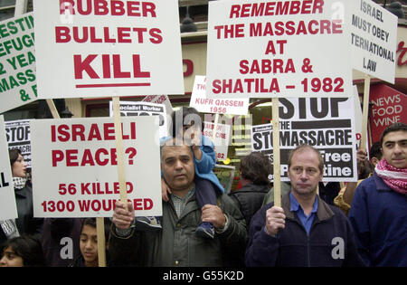 Demonstranten versammeln sich vor der israelischen Botschaft in Kensington, London, um ihre Wut gegen die fortgesetzte Tötung von Palästinensern zu äußern. Ihre ergreifende Botschaft konzentrierte sich auf die Tötung des 12-jährigen Mohammed Al-Durrah. * der von einem israelischen Scharfschützen getötet wurde. Stockfoto