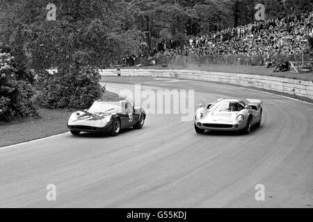 Chevron GT-Fahrer Brian Redman (Nr.93) führt das Anerley Trophy Race vom Lola 70 Mk3 GT von Mike De Udy aus an. Redman fuhr fort, einen nahen Sieg zu behaupten Stockfoto