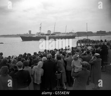 Die neue Royal Yacht Britannia - mit Prinz Charles und Prinzessin Anne an Bord - wird von einer Schar an Land beobachtet und passiert den alten Hafen von Sally, Portsmouth, zu Beginn ihrer Reise ins Mittelmeer. Die königlichen Kinder sollen ihre Eltern, die Königin und den Herzog von Edinburgh, in Tobruk, Libyen, treffen. Stockfoto