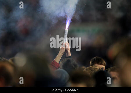 Fußball - npower Football League One - Play Off Halbfinale - zweites Bein - Huddersfield Town gegen Milton Keynes Dons - Galpharm St. EIN Fan lässt während der Invasion des Platzes ein Flare los Stockfoto