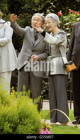 RETRANSMITTED KORREKTUR DES NAMENS DES KAISERS der Kaiser und die Kaiserin Japans Akihito und Michiko halten an, um die Aussicht zu bewundern, während sie den Japanischen Garten von Kyoto im Holland Park West London besichtigen. Stockfoto