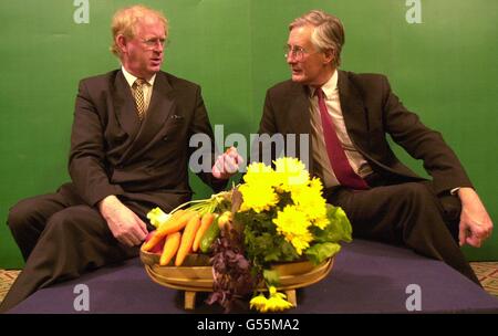 Ben Gill, Vorsitzender der National Farmers Union, spricht mit dem Umweltminister Michael Meacher im Parlament, während die NFU die wasserweite Kampagne startet, die erste einer Reihe von grünen Initiativen. * zielt darauf ab, sowohl die Anforderungen der Umwelt- als auch der landwirtschaftlichen Betriebe zu erfüllen. Stockfoto