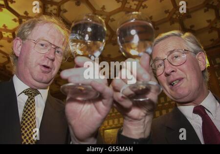 Ben Gill, Vorsitzender der National Farmers Union, spricht mit dem Umweltminister Michael Meacher im Parlament über Gläser Wasser, während die NFU die wasserverachtsichtige Kampagne startet. * die erste einer Reihe umweltfreundlicher Initiativen, die sowohl den Anforderungen der Umwelt- als auch der landwirtschaftlichen Betriebe gerecht werden sollten. Stockfoto