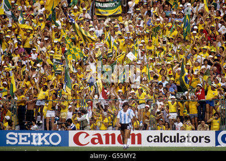 Fußball - Weltmeisterschaft Spanien 1982 - Gruppe C - Brasilien gegen Argentinien - Sarria Stadium. Brasilien-Fans Stockfoto