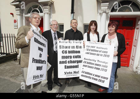 (Von links nach rechts) Joe Higgins, Seamus Healy, Richard Boyd Barrett, Clare Daly und Joan Collins von der United Left Alliance halten vor dem Hauptsitz der Labour Party in Dublin eine Pressekonferenz ab, in der ein Nein zum Referendum über den EU-Fiskalvertrag gefordert wird. Stockfoto