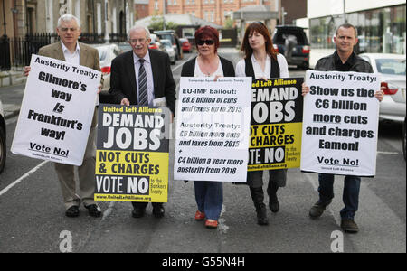 (Von links nach rechts) Joe Higgins, Seamus Healy, Joan Collins, Clare Daly und Richard Boyd Barrett von der United Left Alliance halten eine Pressekonferenz ab, in der vor dem Hauptquartier der Labour Party in Dublin ein Nein zum Referendum über den EU-Fiskalvertrag gefordert wird. Stockfoto