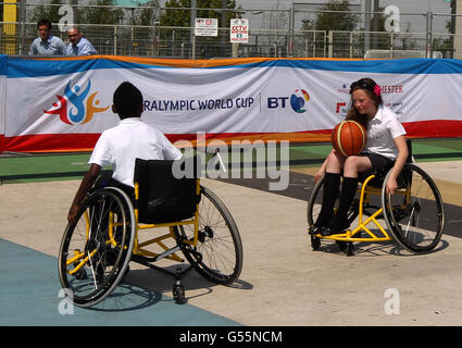 Junge Fans versuchen dort Hand an verschiedenen Sportarten während des Tages Zwei der BT Paralympic World Cup in Manchester Regionale Arena Stockfoto