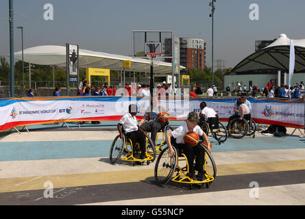 Junge Fans versuchen dort Hand an verschiedenen Sportarten während des Tages Zwei der BT Paralympic World Cup in Manchester Regionale Arena Stockfoto