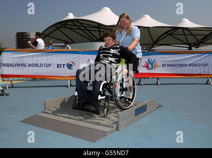 Sport - BT Paralympic World Cup 2012 - Tag zwei - Manchester Regional Arena. Junge Fans versuchen es an verschiedenen Sportarten am zweiten Tag der BT Paralympic World Cup in der Manchester Regional Arena Stockfoto