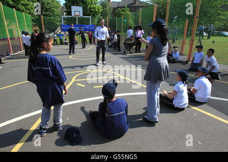 England Kapitän Andrew Strauss während einer Coaching-Sitzung mit einigen von Nottinghams Jugendlichen in der Innenstadt in Bridlington Street Multi-Use Games Area, Nottingham. Stockfoto