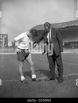 Der englische Teamchef Walter Winterbottom (r) spricht mit dem englischen Kapitän Johnny Haynes auf der Stamford Bridge über das verletzte Bein, das Letzteres aus dem WM-Spiel gegen Luxemburg heraushalten wird. Haynes zog einen Muskel in seinem linken Oberschenkel während Fulhams Spiel mit Ipswich Town. Stockfoto