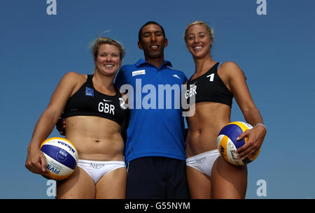 GB Women's Beach Volleyball Coach Morph Bowes mit Lucy Boulton (Links) und Denise Johns (rechts) bei einer Fotoanfahrt in Pennyhill Park Hotel und Spa Stockfoto