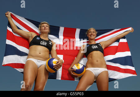 Volleyball - GB Women's Beach Volleyball Media Day - Pennyhill Park Hotel und Spa. Die GB Women's Beach Volleyball-Spieler Lucy Boulton (links) und Denise Johns bei einer Fotoanspielung im Pennyhill Park Hotel and Spa Stockfoto