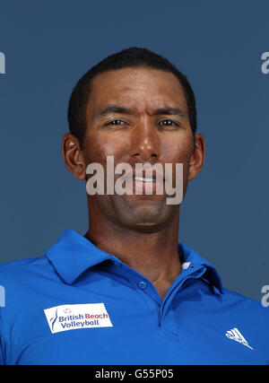 GB Women's Beach Volleyball Coach Morph Bowes während einer Fotowand Im Pennyhill Park Hotel und Spa Stockfoto