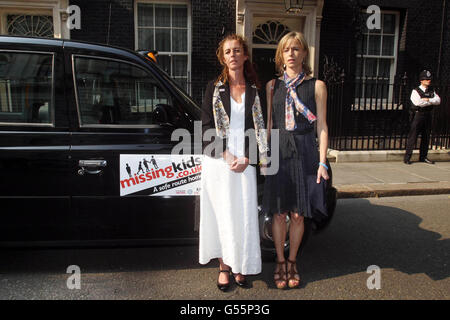 Nicki Durbin (links), Mutter des Vermissten Luke Durbin und Kate McCann vor einem Empfang für Vermisste in der Downing Street, London. Stockfoto