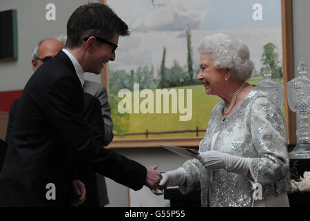 Queen Elizabeth II verleiht dem Chorleiter, Sänger und Moderator Gareth Malone während einer Diamond Jubilee-Feier der Künste in der Royal Academy of Arts im Zentrum von London einen Diamond Award für seinen Beitrag zur britischen Kultur. Stockfoto