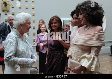 Joan Collins (rechts), die Sängerin Shirley Bassey (2. Rechts, teilweise verdeckt) und Kate O'Mara (links) treffen Königin Elizabeth II. Während einer Diamond Jubilee-Feier der Künste in der Royal Academy of Arts im Zentrum von London. Stockfoto