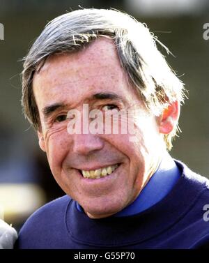 Die ehemalige Fußballlegende Gordon Banks vor dem Wembley-Stadion, North London. Die Banken werden am Donnerstag AN EINEM Salute to Wembley, Final Ball, mit 2,000 geladenen Gästen teilnehmen, die hoffen, eine Million für die NSPCC FULL STOP Kampagne zu sammeln. * 3. 7. 01: Legendärer Torwart Banks wird seine WM-Siegermedaille 1966 versteigern. Der England-Star spielte in der Seite, die die ehemalige Westdeutschland 4-2 in Wembley zu schlagen, um den größten Preis des Fußballs zu gewinnen. Experten glauben, dass die Medaille zwischen 70,000 und 90,000 bei der Auktion bei Christie's in London zu holen. Die Bieter werden versuchen können Stockfoto