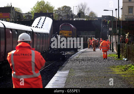 Die Szene am Bahnhof Lawrence Hill in der Nähe von Bristol, wo ein Zug mit einem stationären Kohlezug zusammenstieß. Der Postzug traf die stationären Waggons, nachdem er zwei rote Ampeln passiert hatte, was dazu führte, dass der Motor des Kohlezugs die Gleise verlässt und auf die Lastwagen katapultiert. * der Motor wurde auf dem verstümmelten Wrack der Waggons, eingekeilt unter einer Straßenbrücke, die die Hauptstraße A420 nach Bristol führt, prekär ausbalanciert. Stockfoto