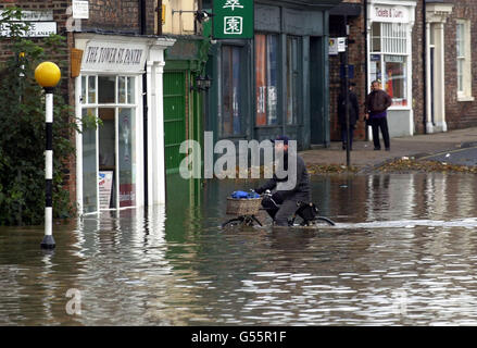 York Überschwemmungen Radfahrer Stockfoto