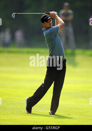 Der englische Justin Rose spielt seinen Schuss vom 17. Fairway Während seiner ersten Runde in Wentworth Stockfoto