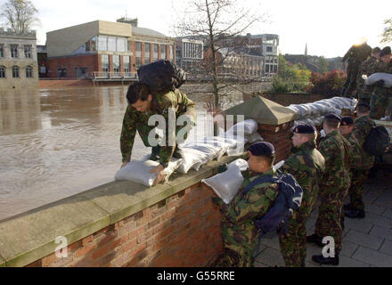 Dutzende von Soldaten helfen, die Hochwasserabwehr im Zentrum der Stadt York zu stärken. Da der Fluss Ouse immer noch gefährlich hoch ist, benutzte die Armee Sandsäcke, um die Hochwasserbarrieren zu erhöhen. Stockfoto