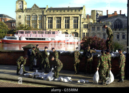 Dutzende von Soldaten helfen, die Hochwasserabwehr im Zentrum der Stadt York zu stärken. Da der Fluss Ouse immer noch gefährlich hoch ist, benutzte die Armee Sandsäcke, um die Hochwasserbarrieren zu erhöhen. Stockfoto