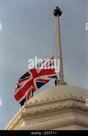 Die Union Jack-Flagge wird zum letzten Mal von einem der Zwillingstürme im Londoner Wembley-Stadion abgesenkt. Das 1923 fertiggestellte Wembley wird abgerissen, um Platz für ein neues Stadion zu schaffen. Stockfoto