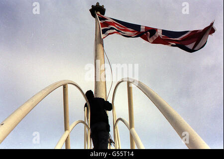 Michael Lifford, Mitarbeiter des Wembley-Stadions aus Harrow im Nordwesten Londons, senkt zum letzten Mal die Union Jack-Flagge von einem der Zwillingstürme. Das 1923 fertiggestellte Wembley wird abgerissen, um Platz für ein neues Stadion zu schaffen. Stockfoto