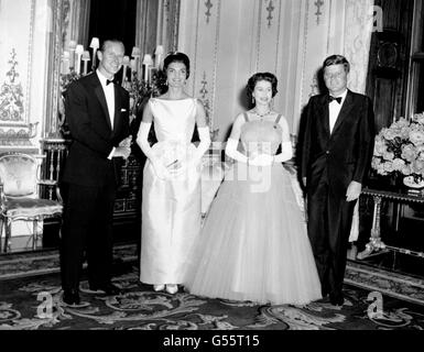 Der amerikanische Präsident John Kennedy (rechts) und seine Frau Jacqueline (2. Links) im Bild mit Queen Elizabeth II (2. Rechts) und dem Duke of Edinburgh im Buckingham Palace in London. Stockfoto