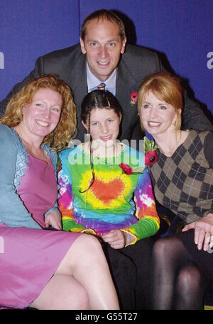 Josie Russell, der einen Mordversuch bei den People of the Year Awards in Park Lane überlebte, mit Mitnominierten, dem fünffachen olympischen Goldmedaillengewinnerer Steve Redgrave, dem Fernsehgärtner Charlie Dimmock (L) und der Schauspielerin Jane Asher. Stockfoto