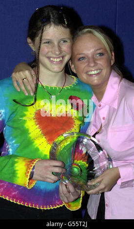 Die People of the Year 2000 Preisträgerin Josie Russell (links) mit der Spice Girl Emma Bunton, die ihr in der Park Lane, London, die Glasprophäe überreichte. Stockfoto