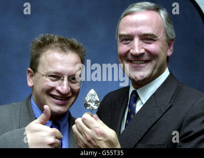 Chief Executive des Millenniun Dome PY Gerbeau (L) und Executive Director von De Beers Andy Coxon im De Beers Gebäude in London, mit einem Blick auf den 203 Karat Millennium Star, den größten makellosen birnenförmigen Diamanten der Welt. * der Diamant war Teil einer Ausstellung im Wert von 350 Millionen, die eine 12 starke Räuberbande am 07/11/00 mit einem Erdgräber, Rauchbomben und einem Motorboot aus der Geldzone im Millennium Dome zu stehlen versuchte. Stockfoto