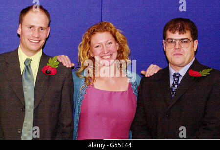 Die Gewinner der People of the Year Awards, die die schottischen Männer Jamie Andrew (L) und Colin Ellis mit dem berühmten Gärtner charlie Dimmock (Mitte) aus dem fernsehen in der Park Lane, London, ausgezeichnet haben. * Jamie, der seine Arme und Beine durch Erfrierungen verlor, während er in einem alpinen Schneesturm gefangen war, wurde der erste vierfach amputierte, der den Gipfel des Ben Nevis erreichte. Colin Ellis rettete drei kleine Kinder vor einem Hausbrand. Stockfoto