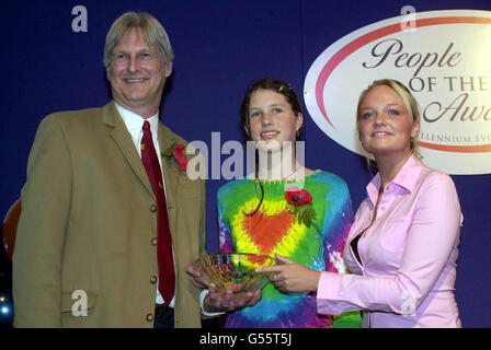 Die People of the Year Award-Gewinner Josie Russell und ihr Vater Dr. Shaun Russell werden im London Hilton Hotel in Park Lane, London, mit ihrer Trophäe von Spice Girl Emma Bunton ausgezeichnet. *04/10/01 Michael Stone wurde vor dem Nottingham Crown Court für schuldig befunden wegen des Mordes an Dr. Lin Russell, 45, und ihrer sechsjährigen Tochter Megan und des versuchten Mordes an Josie Russell, der zum Zeitpunkt des Angriffs im Juli 1996 neun Jahre alt war. Stockfoto