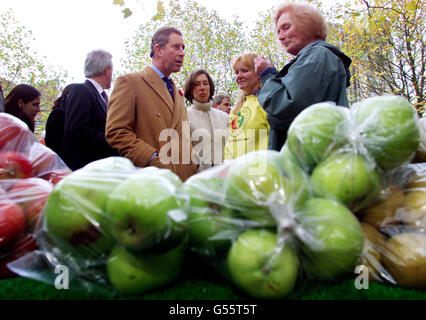 Der Prinz von Wales (Mitte links) spricht mit Produzenten und Einkäufern auf dem Swiss Cottage Farmers Market in London. Stockfoto