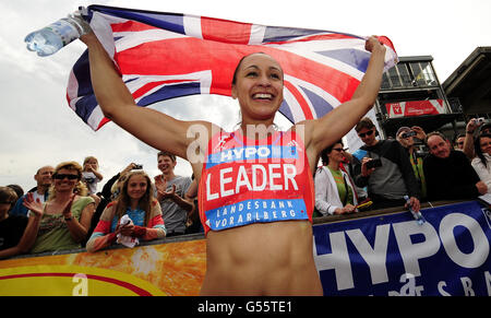 Die britische Jessica Ennis feiert ihren Sieg im Heptathlon beim Hypo-Meeting 2012 im Mosle Stadium, Gotzis, Österreich. Stockfoto