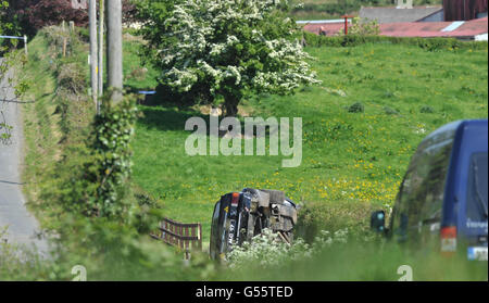 Gardai am Schauplatz in Co Cavan, wo bei einem Rallye-Rennen in Irland zwei Zuschauer getötet und mehrere andere verletzt wurden. Stockfoto