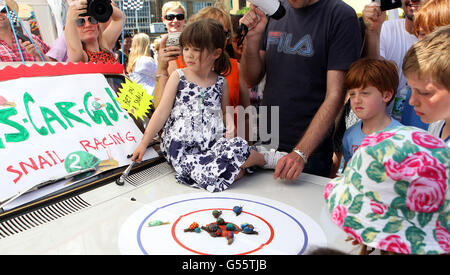 Vauxhall Art Car Boot Fair. Schneckenrennen auf der Vauxhall Art Car Boot Fair in der Brick Lane, London. Stockfoto